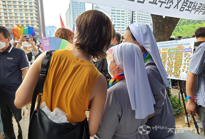 부스를 찾아온 성소수자들을 응원하는 수녀들. ⓒ김수나 기자&nbsp;<br>