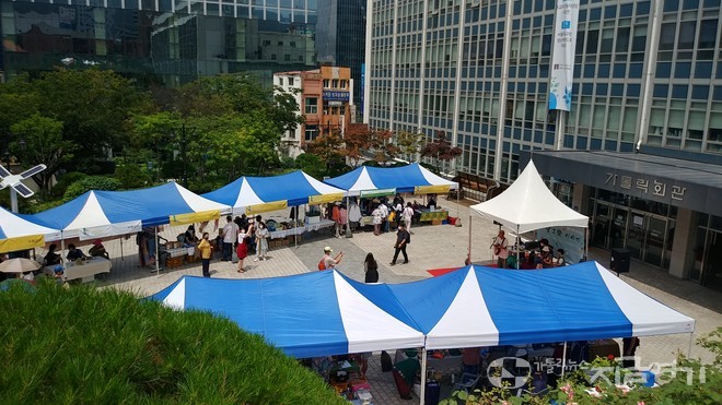 명동대성당 들머리에서 명동보름장, 농민들의 이야기를 듣는 콘서트 등이 열리고 있다. ⓒ배선영 기자