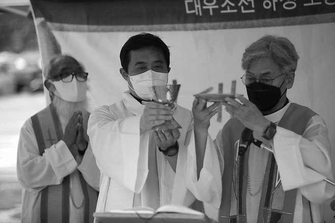 천주교정의구현전국사제단은 거제도 옥포만의 대우조선해양 서문 앞에서&nbsp;‘대우조선 하청 노동자들의 정당한 임금과 노동조건 개선을 촉구하는 미사’를 봉헌했습니다. ©장영식<br>