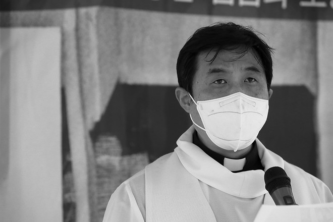 천주교 부산교구 이균태 신부는 강론을 통해 "악에 맞서 목소리를 내지 않는 것은 악에 동의한다고 말하는 것이며, 악에 맞서 행동에 나서지 않는 것은 악을 위해 행동하는 것이다”라고 강조했습니다.&nbsp;©장영식