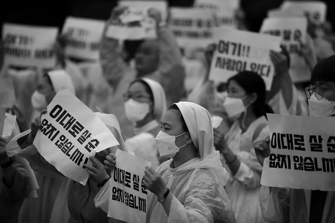 미사에 함께했던 성직자, 수도자, 시민, 노동자들은 “이대로 살 순 없지 않습니까!!!”와&nbsp;“여기 사람이 있다”라는 인쇄물을 들고 대우조선해양 하청 노동자들의 투쟁을 지지하며, 정부와 산업은행 그리고 원청인 대우조선해양이 책임지고 문제를 해결하라고 촉구하였습니다.&nbsp;©장영식