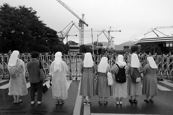미사를 마치고 왔던 길을 다시 되돌아가야 할 시간에 수도자들은 문이 굳게 봉쇄된 대우조선해양 서문앞에서 기도를 바쳤습니다.&nbsp;©장영식