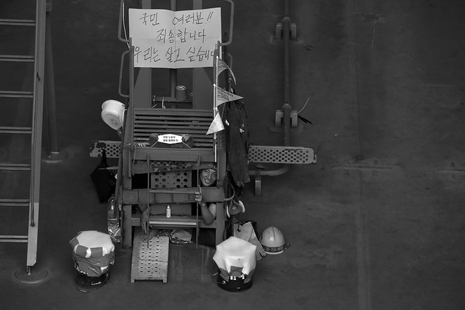 한국 노동의 부조리한 현실을 압축한 하청과 재하청의 노동구조에 저항하며&nbsp;스스로를 봉쇄하고 투쟁하고 있는 유최안 부지회장은 전화를 통해&nbsp;“하청 노동자로 너무 억울한 일들이 많아서 억울함을 해소하려고 노동조합을 시작했습니다”라고 절규하고 있습니다.&nbsp;©장영식<br>