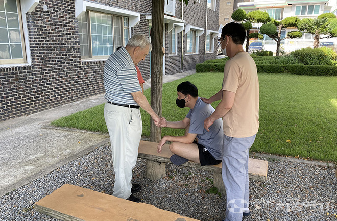 복지관을 둘러보며 가족들과 인사를 나눈다. 누가 무엇을 하러 복지관에 왔는지, 요즘 무엇을 주로 하고 있는지 알고 있는 집안 할아버지 같다. ⓒ정현진 기자 <br>