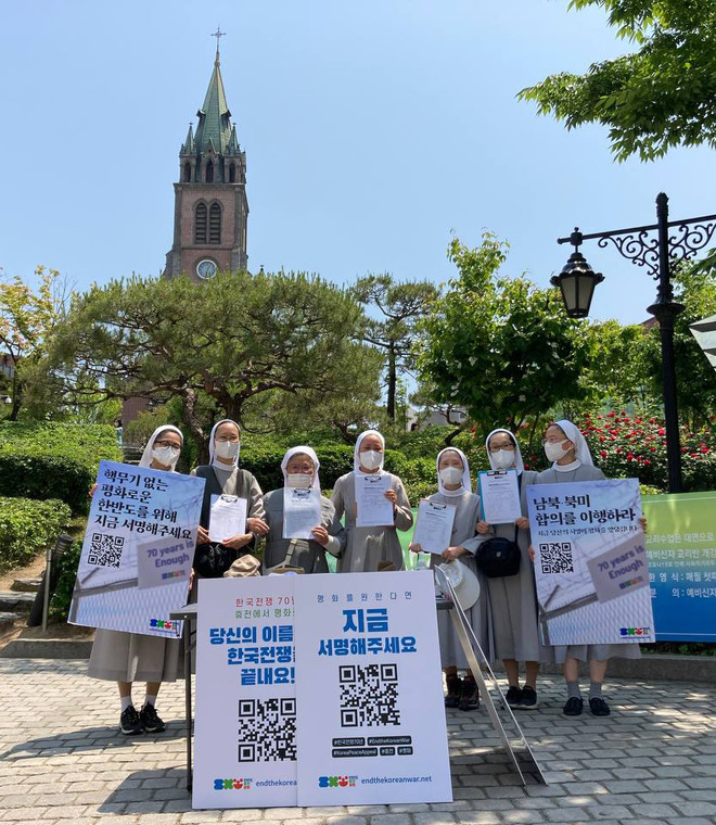 수도자들의 종전,평화협정을 위한 거리 서명 운동 (사진 제공 = 천주교인권위원회)<br>
