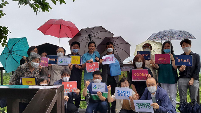 평화캠페인에 나선 팍스크리스티 코리아 회원들. (사진 제공 = 팍스크리스티코리아)<br>