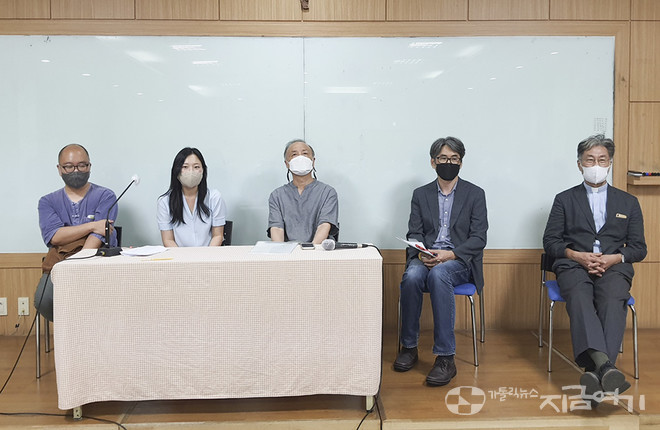 (왼쪽부터) 김민 신부, 정다빈 연구원, 조현철 신부, 정경일 연구교수, 박상훈 신부. ⓒ김수나 기자&nbsp;<br>