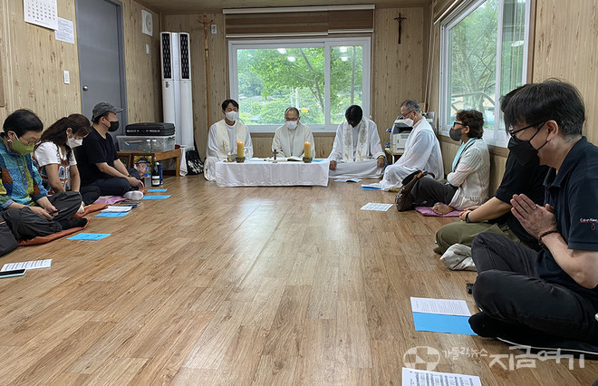 이날 미사는 서울대교구 사회사목국이 주관해 사제단과 신자 등 14명이 참석했다. ⓒ정현진 기자