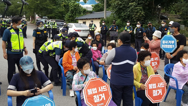 사드 기지 공사 자재 육로 수송을 막기 위한 주민들의 싸움. 매주 3일 주민 집회에 대한 경찰 작전이 진행된다, (사진 제공 = 사드철회소성리종합상황실)