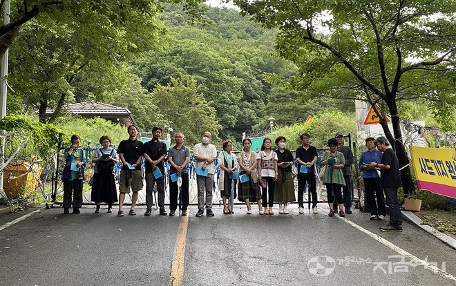 미사 뒤, 기지 앞에서 평화의 기도를 바치는 참석자들. ⓒ정현진 기자<br>