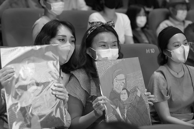 영화 '니 얼굴' 시사회에 참석했던 시민들이 은혜 작가를 응원하고 있는 모습.&nbsp;©장영식<br>