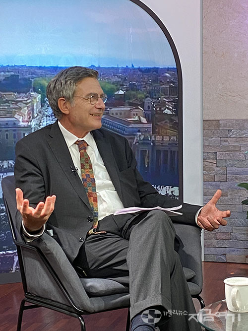 파울로 루피니 장관은 교회 내 구성원들이 커뮤니케이션 태도에 대해 무엇보다 열린 자세, 경청할 것을 강조했다. ⓒ정현진 기자