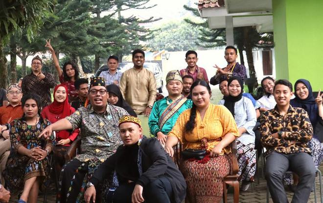 2022년 인도네시아 이동학교 '문화의 밤' 행사 준비&nbsp;사진.&nbsp;각 부족의 전통 의상을 입은 모습. (사진 출처 = 황경훈)<br>