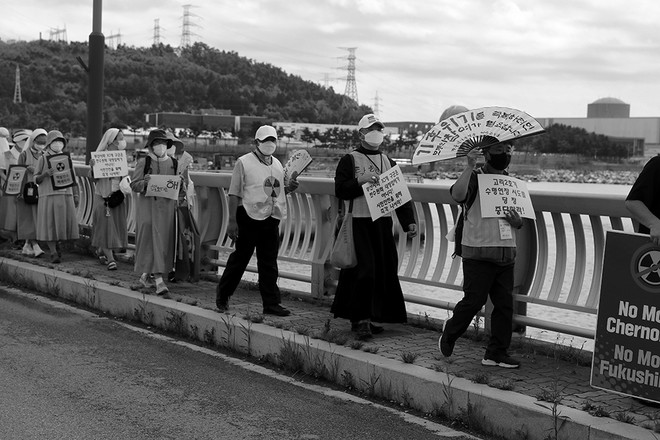 한일탈핵순례단이 고리 핵발전소를 가장 가까이서 바라볼 수 있는 길천마을 등대 앞에서 "탈핵"을 외치며 함께했다.&nbsp;©장영식