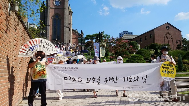 9월 1일 피조물 보호를 위한 기도의 날 각 교구 생태 활동가, 신자, 수도자, 사제 100여 명이 명동 일대를 행진했다. ⓒ배선영 기자