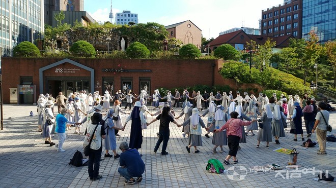 행진을 마치고 가톨릭회관 앞에서 참여자들이 지구를 위한 율동을 하는 모습. ⓒ배선영 기자