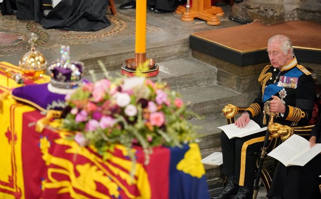2022년 9월 19일 런던의 웨스트민스터 사원에서 열린 엘리자베스 2세 여왕의 장례식에서 그의 아들 찰스 3세가 관 앞에 앉아 있다. (사진 출처 = CNS)<br>