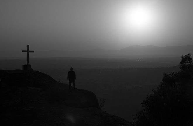 역사는 혁명과 반혁명의 시대로 한 걸음 나아가기도 하지만, 몇 걸음 퇴보하기도 합니다. 한 걸음 나아갈 때는 몰랐지만, 퇴보할 때는 그 시간들이 어둡고, 고통스럽게만 느껴집니다. 그러나&nbsp;그 시간들도 스쳐가는 찰나에 지나지 않을 뿐입니다. 하느님의 시간에는 천 년도 하루와 같기 때문입니다. 우리는 유한한 정권의 시간이 아니라 세상과 인간을 위하시는 하느님의 시간에 맞춰 깨어 있어야 합니다. 희망을 잃지 말아야 합니다. ©장영식
