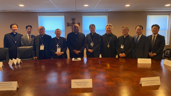 한미주교단은 포럼 일정 중 만나 한반도 평화를 위한 양국 교회의 구체적 연대에 대해 이야기를 나눴다. (사진 제공 = 공동취재단)