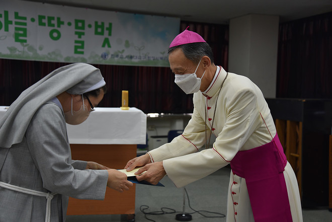 아씨시의 전교 수녀회 필리핀 지부가 상을 받고 있다. 이날 개인 및 단체가 모두 7개 부문에서 상을 받았다. (사진 제공 = 서울대교구 환경사목위원회)&nbsp;<br>