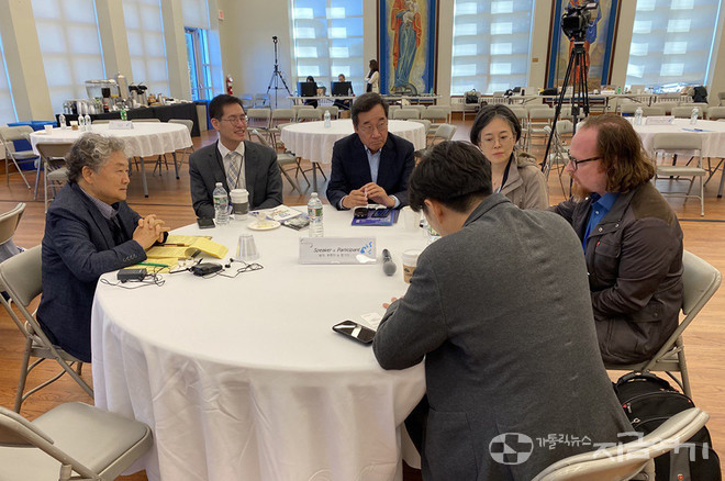 (맨 왼쪽) 포럼 참가자들과 토론하고 있는 변진흥 위원장. ⓒ정현진 기자<br>