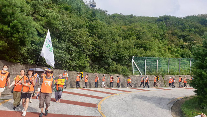 지난 8월 22일 종교인들이 지리산 산악열차 정령치~고기리 구간을 순례하고 있다. (사진 출처 = 종교환경회의 )<br>