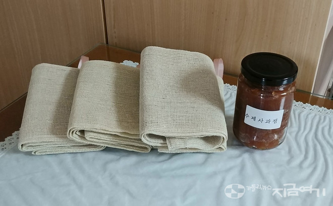 도농 한마당 직거래 장터에서 기자가 직접 산 삼베 타월과 수제 사과 잼. ⓒ배선영 기자