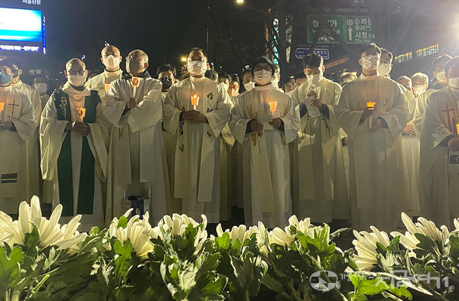 추모미사 제대 앞에는 이날까지 희생된 이들의 숫자만큼의 촛불을 밝혔다. ⓒ정현진 기자