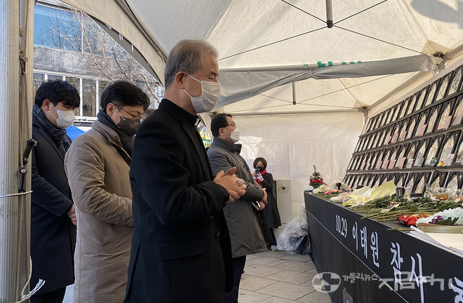 28일, 이용훈 주교가 분향소를 찾아 희생자들을 추모하고 가족들을 만났다. ⓒ정현진 기자&nbsp;<br>