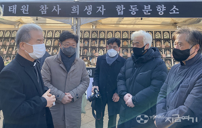 가족 대표들은 이용훈 주교의 말을 들은 뒤, "천주교계가 보내주는 마음에 깊이 감사드린다"고 인사했다. ⓒ정현진 기자<br>