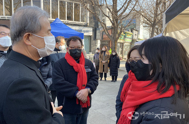 분향소를 지키는 가족들을 만나고 있는 이용훈 주교. ⓒ정현진 기자<br>