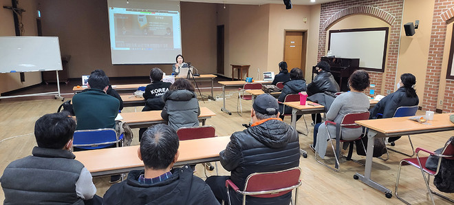 1월 27일, 예수와 여성을 공부하는 가톨릭 신자들의 모임에서는 강석주 박사가 임신중지가 여성들의 삶에 어떠한 사건인가에 관해 이야기했다. (사진 제공 = 예여공)