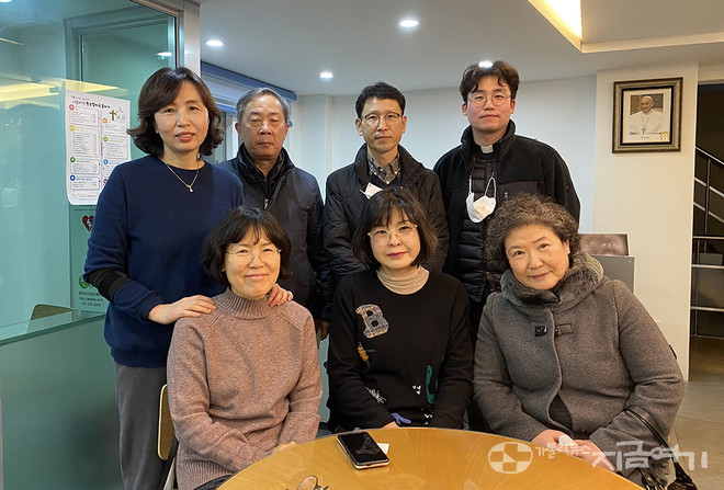 구리EXODUS 사무실에서 만난 난민 가정 돌봄 활동가들과 김상기 신부. (아래 왼쪽부터 배숙희, 고명성 활동가) 이날은 구리 지역 활동가들이 모두 모여 미사와 회의를 진행했다. ⓒ정현진 기자&nbsp;