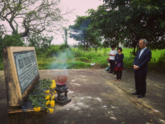 2018년 3월, 퐁니·퐁녓 학살 위령비에 참배하고 있는 강우일 주교. (사진 제공 = 한베평화재단)