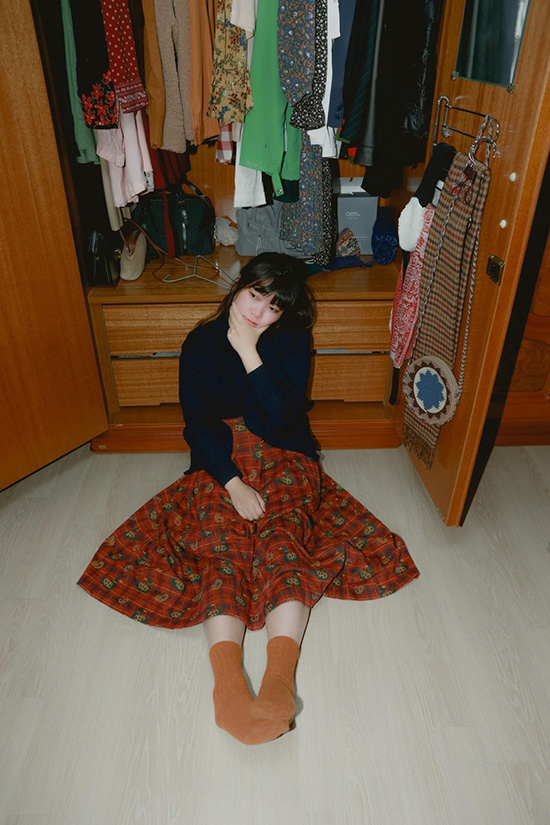 〈할머니의 옷장 프로젝트〉 중. 할머니의 치마, 가 디건 세트를 입었다.(사진 작가_고동관)<br>