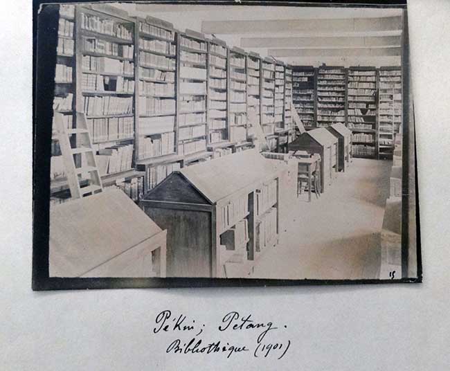 북당도서관 장서 모습. 1901년 사진이다. 북당도서관은 북당의 부속 건물에 마련되어 있었다. (사진 출처 = Vincentian Sources)