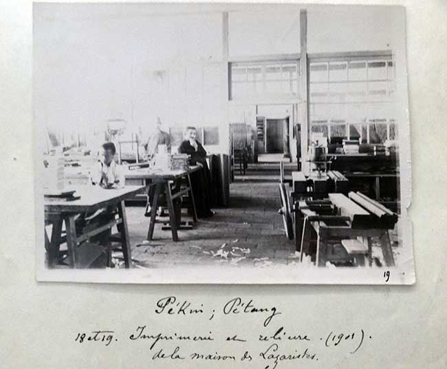 1901년 북당인서관의 모습. 북당인서관은 북경의 라자리스트가 운영한 출판인쇄소다. 북당의 부속 건물에 설치되어 있었다.<br>(사진 출처 = Vincentian Sources)<br>