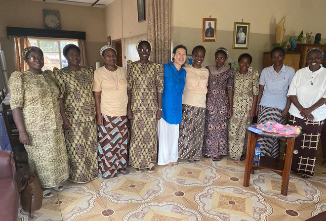 콩고의 우슬라회 수녀원에서 글로벌 자매애를 경험한다. 아름답고 섬세하게 준비된 점심, 그리고 춤과 이야기 속에서, 글로벌한 가난도 멋지게 살아 보자는 수도자로서의 약속을 이어 가기로 한다. 
