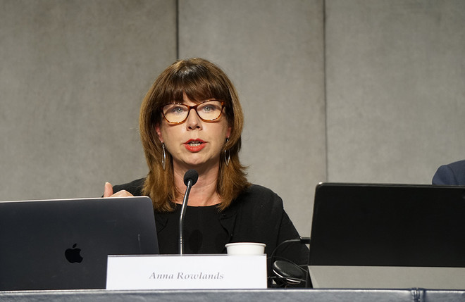 애나 롤랜즈 교수가 2022년 10월 27일 바티칸에서 시노달리타스(함께 걷기)에 관한 주교 시노드의 대륙별 단계에 관한 문서를 발표하는 기자회견에서 말하고 있다. (사진 출처 = NCR)