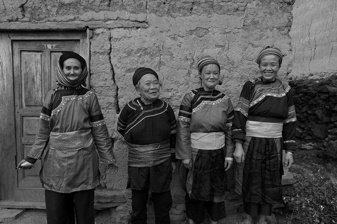 꺼라오족 전통 복장을 하고 나온 사람들. 웃음기 없는 얼굴이 너무 딱딱해서 촬영 중에 미소를 담기 위해 노력했지만, 어색하기만 했다. 아무도 권하지 않았지만, 촬영을 위해 그들의 고유 복장을 입고 나왔다. 가난하지만, 따뜻한 사람들이었다.&nbsp;ⓒ장영식