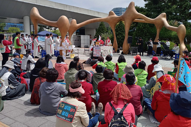 414기후정의파업이 세종시 정부청사 인근에서 진행됐다. 이날 집회 전에는 가톨릭기후행동 회원과 주교회의 생태환경위원회가 함께 거리 미사를 봉헌했다. (사진 제공 = 가톨릭기후행동)<br>