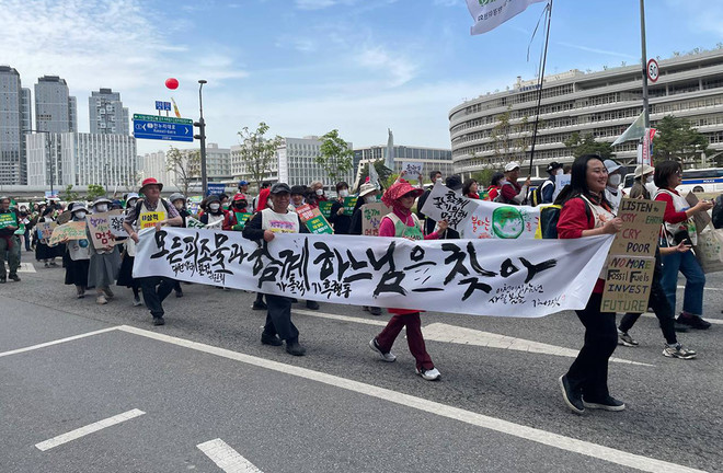 이날 참가자들은 '에너지 사회공공성 강화, 생태학살 개발사업 즉각 중단'을 요구했다. (사진 제공 = 가톨릭기후행동)<br>