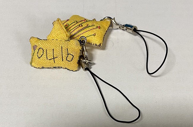 손바느질로 만든 노란 세월호 배 핸드폰 고리. ©남궁영미