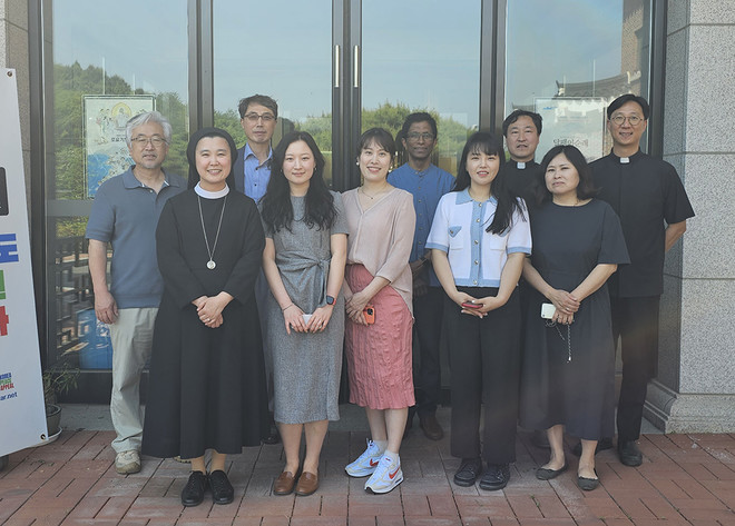페르난도 교수가 간담회 참석자들과 함께한 모습. (사진 제공 = 가톨릭동북아평화연구소)