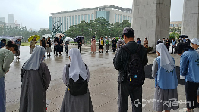 미사 참여자들이 국회 본관 앞에서 탈석탄법 제정과 삼척 석탄발전 철회를 바라며 묵주기도를 바치고 있다. ⓒ배선영 기자<br>