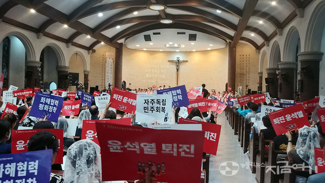 이날 월요시국기도회에서 사람들이 '자주독립 민주회복' 등이 쓰인 손팻말을 흔들고 있다. ⓒ배선영 기자