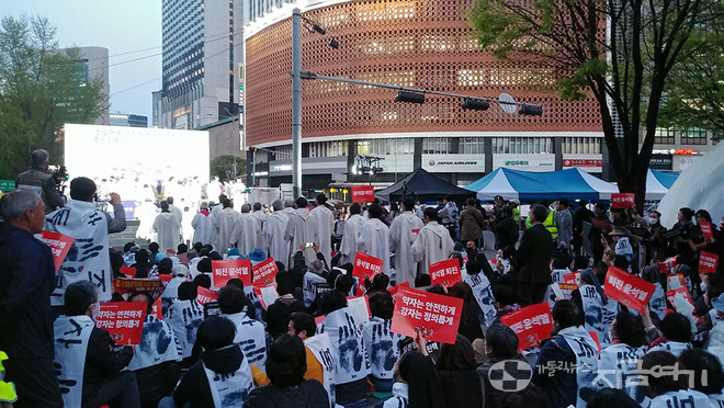 4월 10일 서울광장에서 열린 월요시국기도회에 수천 명이 참석했다. 미사 시작하면서 사제단이 입장하는 모습. ⓒ배선영 기자