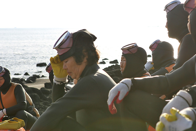 해신제를 위해 공동작업 하러 나온 월정 해녀들.&nbsp;©엄문희<br>