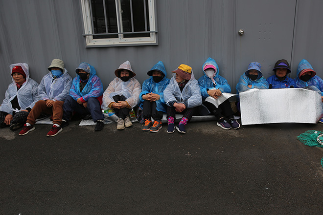 동부하수처리장 입구 컨테이너 앞에서 공사차량 진입을 막고있는 월정리 해녀들.&nbsp;©엄문희<br>