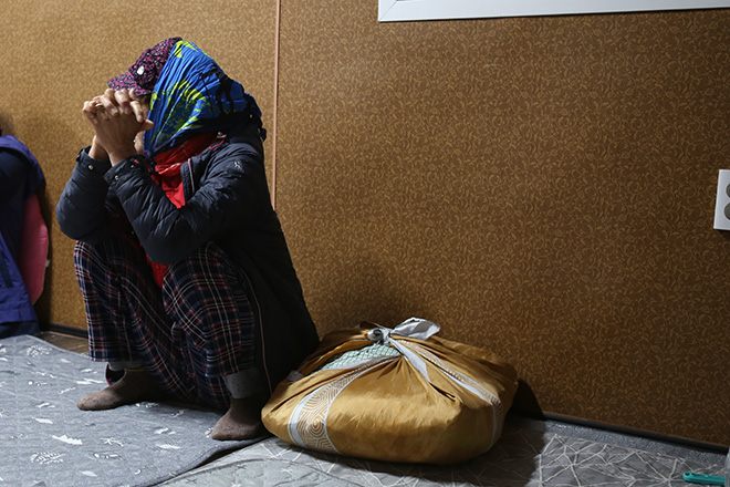 컨테이너 불침번 당번을 마치고 들고 온 이불을 묶어 놓고 다음 사람이 오길 기다리는 해녀삼춘. ©엄문희<br>